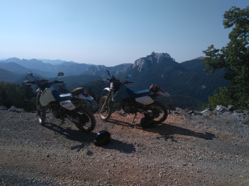 Das ist in Kroatien, im Velebit Gebirge. Eine offizelle Strasse zwischen Gospic und Karlobag