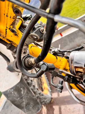 öl dingsda 1.png (1.17 MiB) 4629 mal betrachtet mh, vielleicht kann man doch den Schlauch am hinteren Ende abschrauben